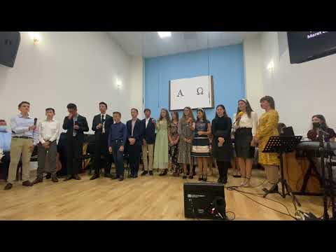 Cât de mare și bun este al nostru împărat , Grupul de adolescenți