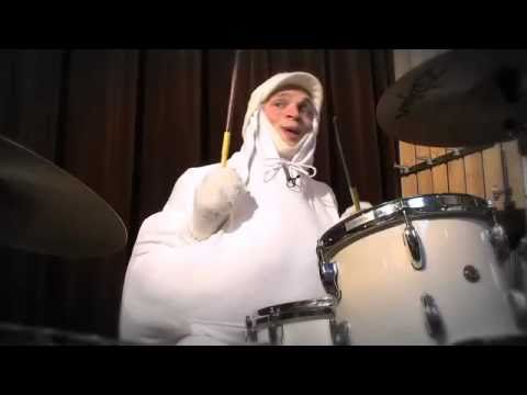 Munamies soittaa rumpuja