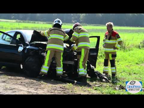 Auto botst tegen boom in Olst