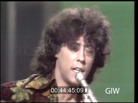 Arlo Guthrie performs "Coming Into Los Angeles"