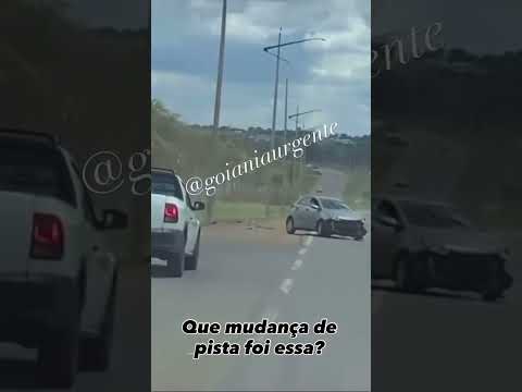 Fiat Toro capota após colisão com outro veículo na GO-070, entre Goiânia e Goianira