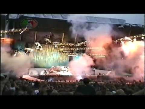 Metallica - Speaker announces the concert is canceled and...James breaks on stage 1994/1995