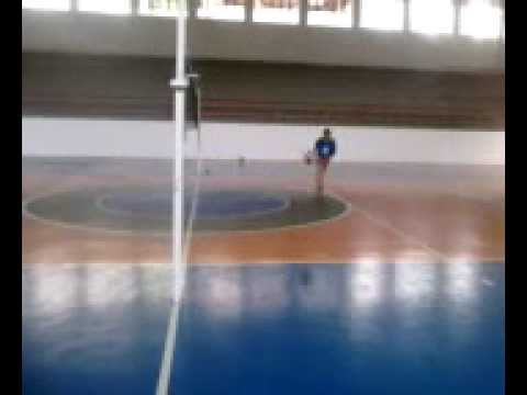 virar a bola por cima da rede de volei