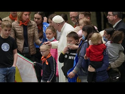 بدون تعليق البابا فرنسيس يلتقي بأطفال لاجئين أوكرانيين في الفاتيكان