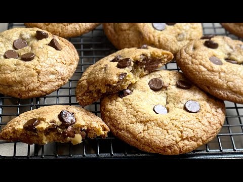 BEST HOMEMADE CHEWY CHOCOLATE CHIPS COOKIES.