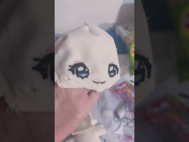 Vídeo relacionado con Grupo Moya - Peluche K-Pop Music 20 cm, Muñeca de Tela Suave, Muñeco Decorativo de Poliéster, Regalo para Fans de la Música Coreana, Peluche Coleccionable. (Lila)