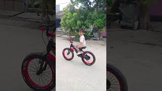 Download lagu Kompilasi video Ahsan belajar sepeda lepas tangan #sepeda #shorts mp3