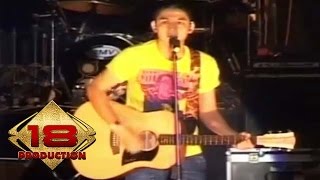 Download lagu UNGU - Andai Ku Tahu (Live Konser Makassar 14 APRIL 2007) mp3 Download lagu UNGU - Andai Ku Tahu (Live Konser Makassar 14 APRIL 2007) mp3