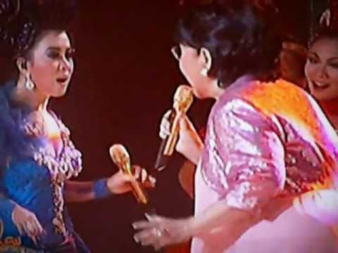 Syahrini feat eyang titik puspa @Kemilau Mandiri Fiesta 2012