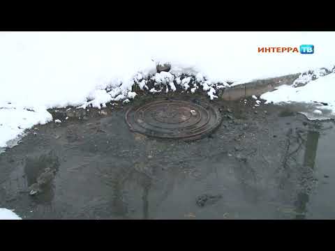 «Не пройти и скоро не проехать будет». Первоуральцы жалуются на потоп во дворе на Бульваре Юности