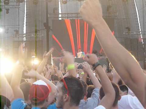 Armin van Buuren playing Porter Robinson- Language@TMDW 2012 Romania