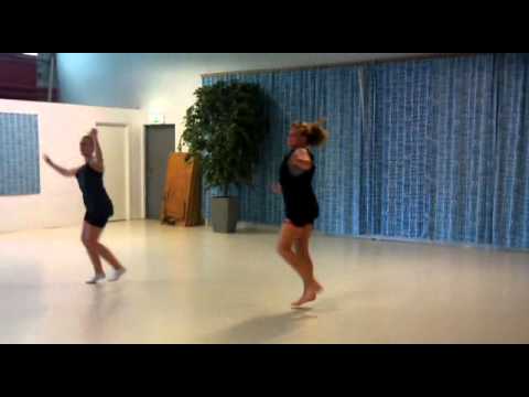 Miranda och Johanna dansar koregrafi av Rebecca