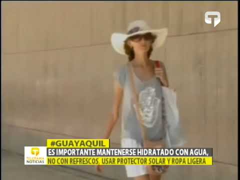 Es importante mantenerse hidratado con agua, no con refrescos, usar protector solar y ropa ligera
