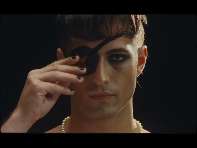 Video zu 'I Wanna Be Your Slave' ansehen Video zu 'I Wanna Be Your Slave' ansehen