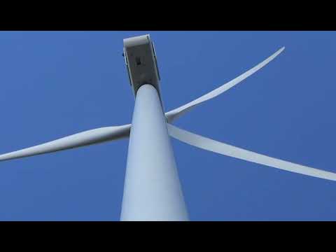 Vindkraftverk och Västerlösa Kyrka