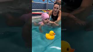 Download lagu Dia Berenang untuk Mengejar Bebeknya! 👧🦆💦✨ — Suara Kecilnya Membuat Momen Itu Semakin Manis #BerenangBalita mp3