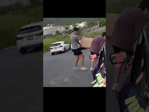 Josué golpea a Yair con un cartón #yair17 #josue07 #broma