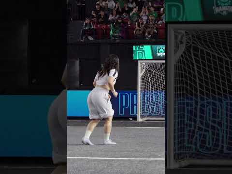 Volví a meter mi penal, pero ahora en la Queens League #alanafloresf