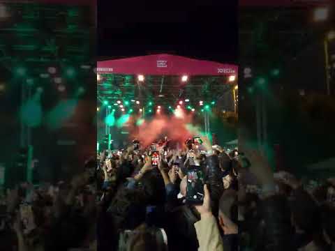 Adamlar Koca Yaşlı Şişko Dünya Konser Canlı