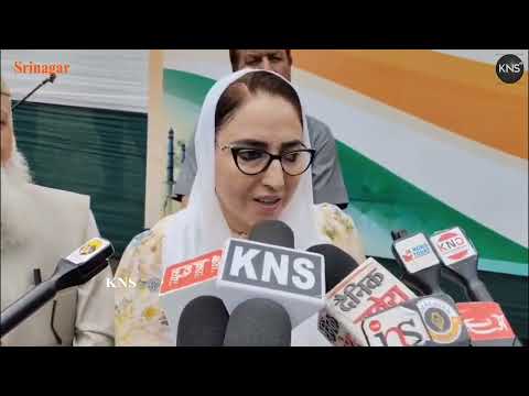 Chairperson J&K Waqf Board & MOS @Dr Darakshan Andrabi unfurled Tiranga on Independence Day at Sultan-ul-Arifeen Higher Secondary Institute Srinagar.