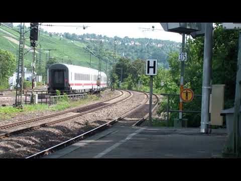 Eine 111 mit einem Intercity in Stuttgart Untertürkheim