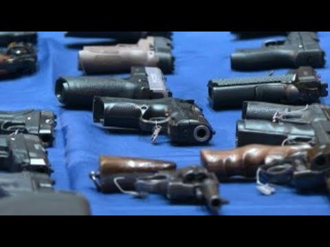 Top Channel/ Policia e New York shfaq arsenalin e armëve të kapura në operacion