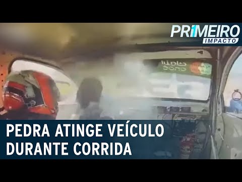 Vídeo: pedra atinge veículo durante corrida e quase fere piloto | Primeiro Impacto (15/05/23)