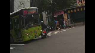 Fw: [新聞] 新莊公車闖紅燈撞機車彈飛女大生 網罵