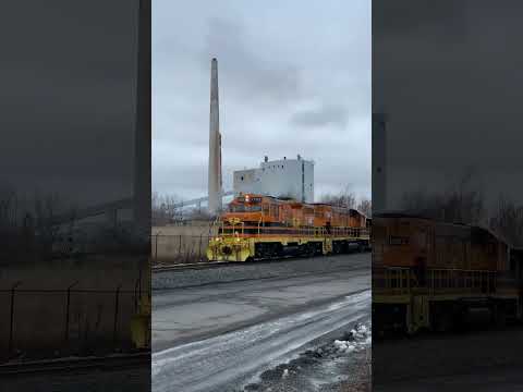 CBNS 523 switches the Trenton power plant with a classic pair of Geeps! #shorts