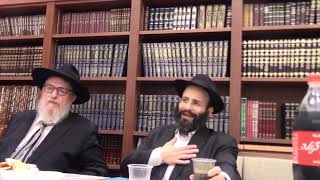 התוועדות י''ט כסלו תשפ''ה, בית חב"ד עכו (הרב אלחנן משה נחמנסון) - התמונה מוצגת ישירות מתוך אתר האינטרנט יוטיוב. זכויות היוצרים בתמונה שייכות ליוצרה. קישור קרדיט למקור התוכן נמצא בתוך דף הסרטון