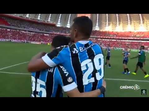 Jogadores do Grêmio fazem a festa com a torcida -Grenal 423