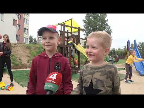 Бацькі усталявалі дзіцячую пляцоўку ў Гомелі видео