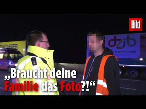 Wütender Polizist bringt Gaffer zum Heulen!