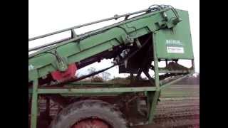 preview picture of video 'kopanie sadzonek truskawek w polandplants 2009/2010'