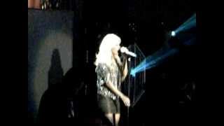 Carrie Underwood Surprises Brad Paisley While Singing &quot;Remind Me&quot;