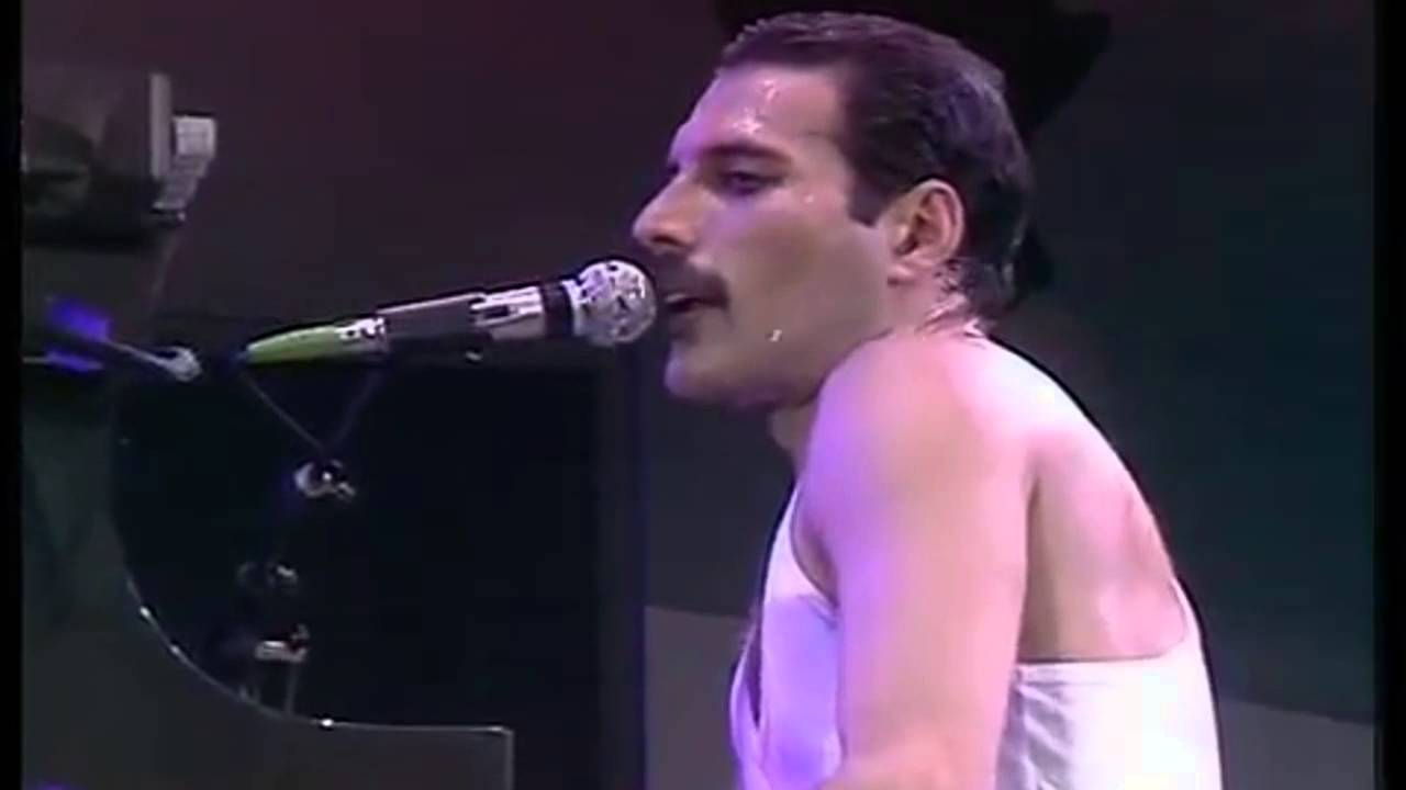 Queen - We Are the Champions (Live Aid, Wembley Stadium, 1985) - YouTube