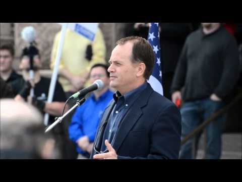 Steve Toth speaks to the Guns Across America rally