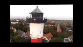 preview picture of video 'Luftaufnahmen: Alter Leuchtturm auf Wangerooge mit Blick über die ganze INSEL'