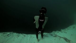 663 Ft Underwater base jump into Dean&#39;s Blue Hole no oxygen