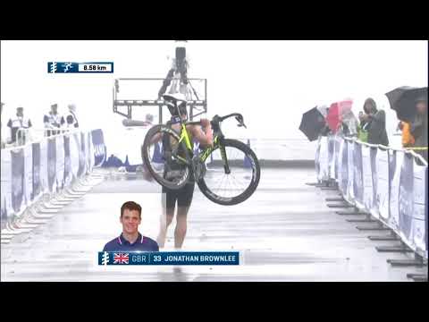 ITU Top 10 Moments of 2017 - Jonny Brownlee carries bike in Yokohama
