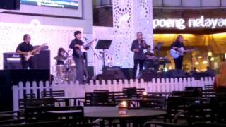 Band BeeGeesan - Bury Me Down by The River (BeeGees Song)