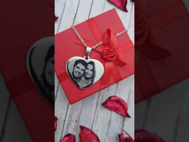 Vídeo relacionado con Collar Corazón con Foto Grabada | Medalla Personalizada para Mujer | Acero Inoxidable con Imagen y Texto en el Reverso | Joya Regalo con Fotograbado en Forma de Corazón