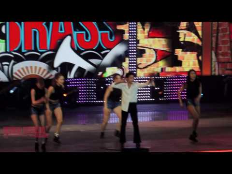 02062016  KCON in Paris f(x) AMBER solo Shake that brass