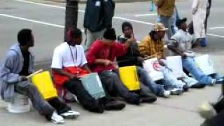 un gruppo di amici artisti di strada da non perdere  - YouTube.flv