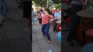 moviendo el atol de elote