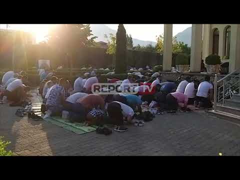 Besimtarët mysliman në Kukës harrojnë rregullat, nuk mbajnë maskë dhe as distancë gjatë faljes