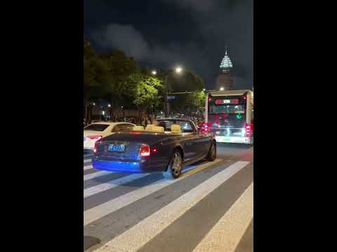 The top tycoon  came to the Bund for a spin in a convertible Rolls-Royce Phantom. It’s so cool,