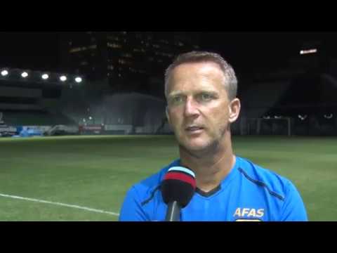 Van den Brom na training in Apostolos Nikolaidis Stadion