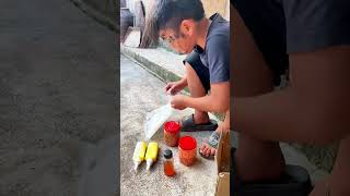 Cậu bé nhà nghèo đi mua bánh tráng phơi sương