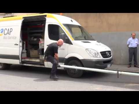 incidente bus-auto al semaforo tra via pistoiese e via alberaccio